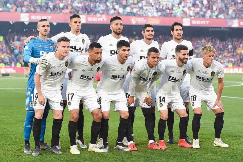 SEVILLE, SPAIN - MAY 25: Valencia CF players pose for a team picture during the Spanish Copa del Rey match between Barcelona and Valencia at Estadio Benito Villamarin on May 25, 2019 in Seville, . (Photo by Alex Caparros/Getty Images)