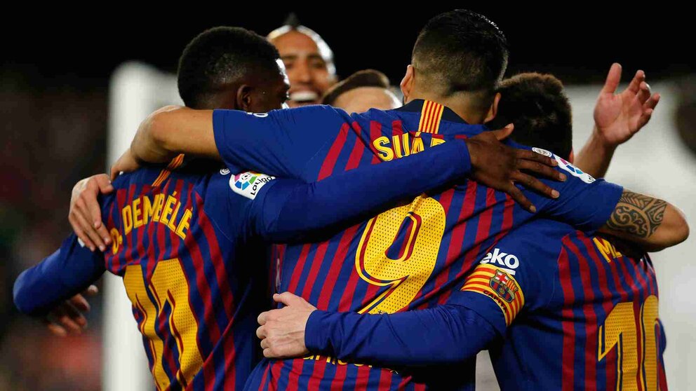 Barcelona's Argentinian forward Lionel Messi (R) celebrates his goal with teammates during the Spanish League football match between FC Barcelona and Levante UD at the Camp Nou stadium in Barcelona on April 27, 2019. (Photo by PAU BARRENA / AFP)