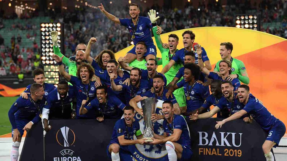 Chelsea's players celebrate with the trophy after winning the UEFA Europa League final football match between Chelsea FC and Arsenal FC at the Baku Olympic Stadium in Baku, Azerbaijian, on May 29, 2019. (Photo by Kirill KUDRYAVTSEV / AFP)