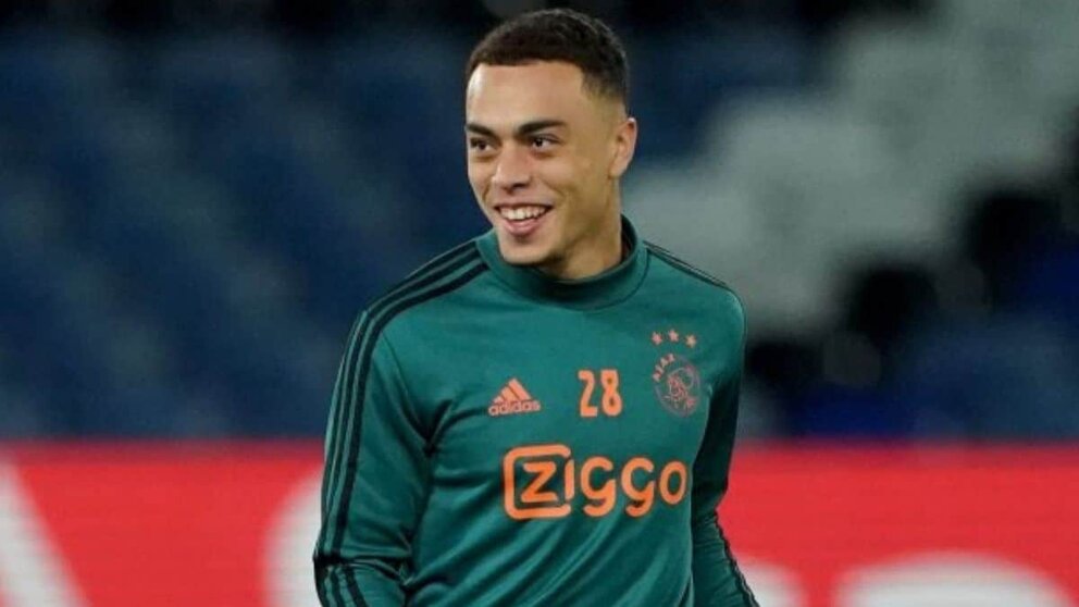 Sergiño Dest a nada de cumplir su sueño en el FCBarcelona. // Foto: Ajax web.