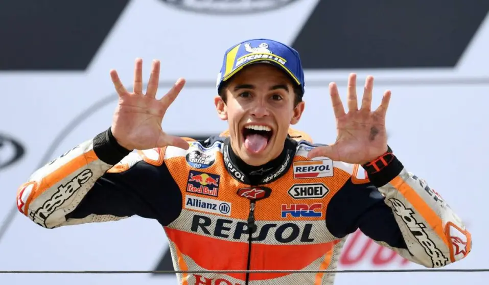 Marc Márquez y el gran esfuerzo de Honda para mantenerle. // Foto: Honda.