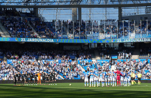 SAN SEBASTIAN, SPAIN - FEBRUARY 18: Players, match officials and fans observe a minute of silence for the victims of the earthquakes in Turkey and Syria prior to the LaLiga Santander match between Real Sociedad and RC Celta at Reale Arena on February 18, 2023 in San Sebastian, Spain. (Photo by Juan Manuel Serrano Arce/Getty Images)